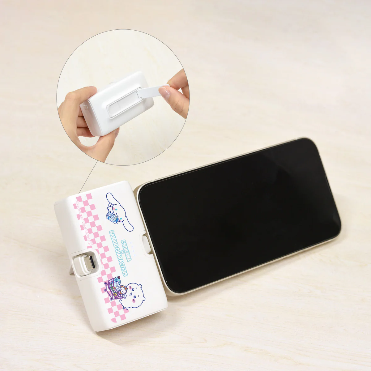 ちいかわ×サンリオキャラクターズ スーパーマーケットなLightning／Type-Cコネクタ付き リチウムイオン充電器 4000mAh（ちいかわ＆シナモロール） - Image 3