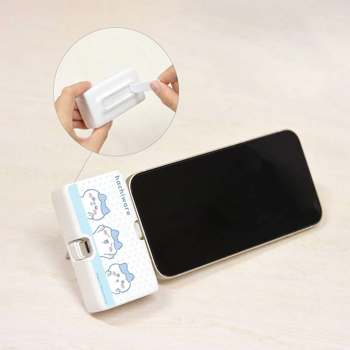 ちいかわ Lightning/Type-Cコネクタ付き リチウムイオン充電器(ハチワレ) - Image 3