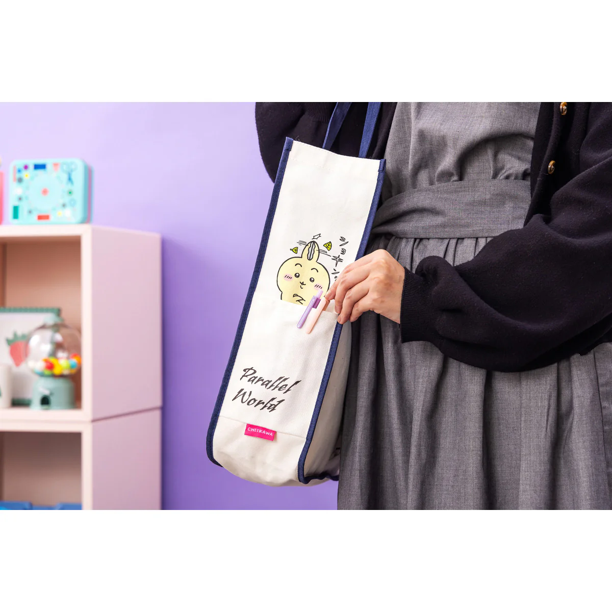 ちいかわ パラレルワールド！？ ポケットのついた大きめトートバッグ（強くなったハチワレ） - Image 3