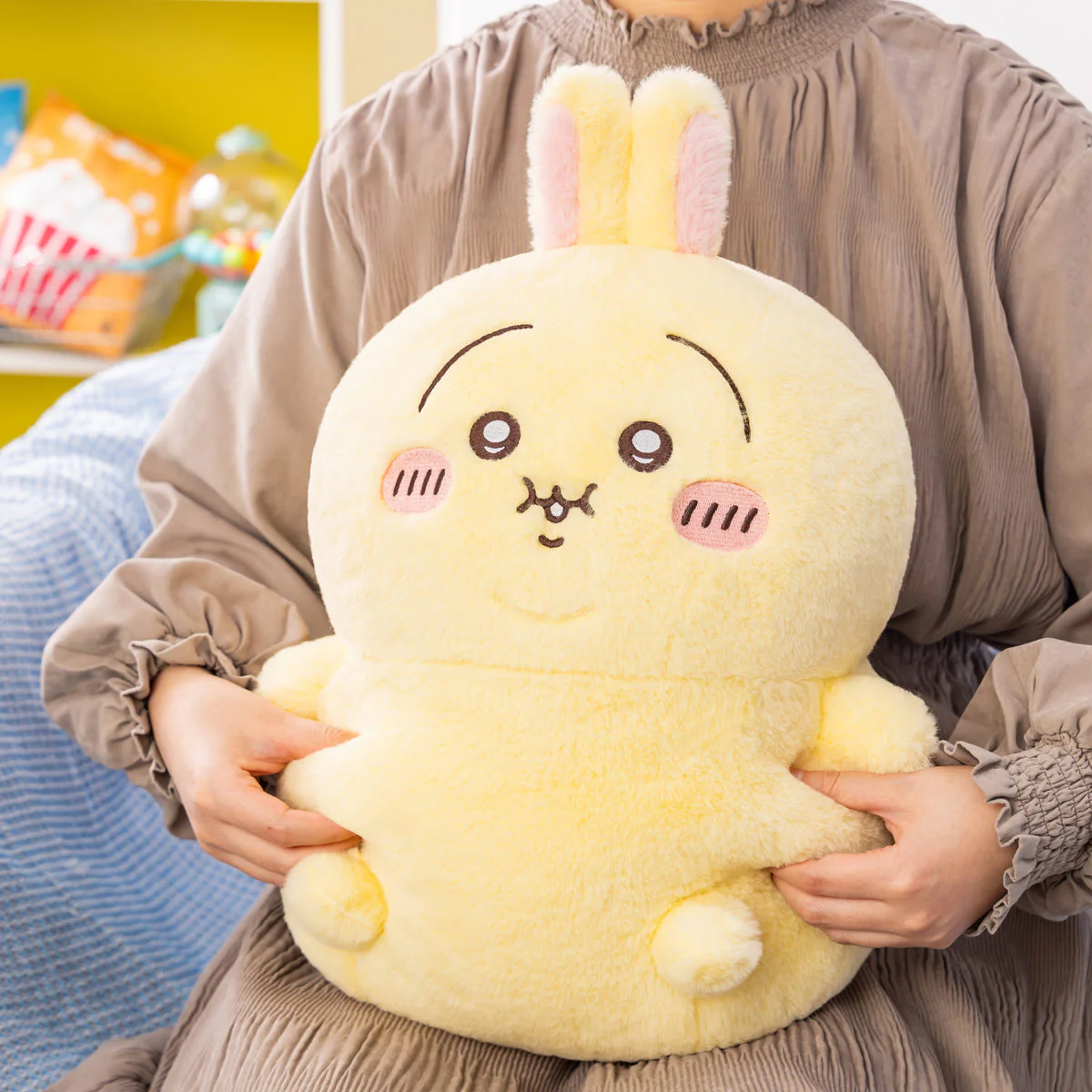 ちいかわ 重め！ぼっちゃり抱っこぬいぐるみ（うさぎ） - Image 3