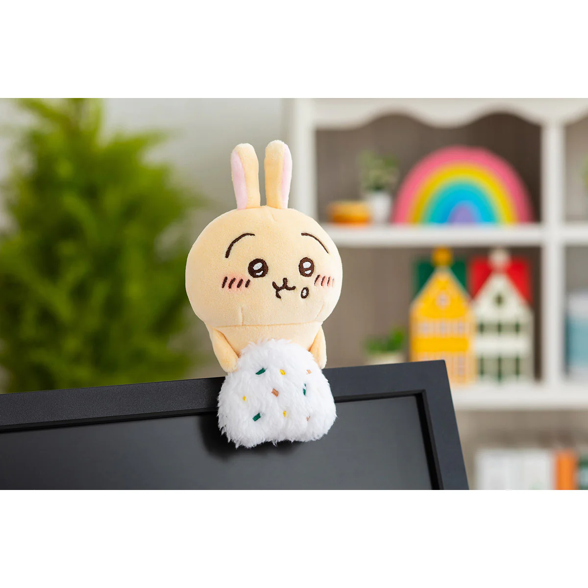 ちいかわ デスクトップから見守るひっかけぬいぐるみ(おにぎりうさぎ) - Image 2
